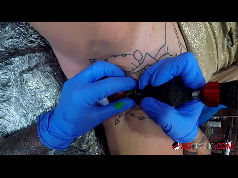❤️ Extreem getatoeëerde hottie Sully Savage kreeg een tatoeage op haar clitoris Porn video at nl.hentai-ita.ru ﹏